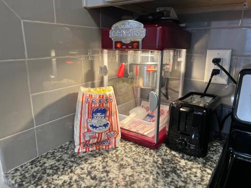 Free Parking! Comfy 1Bedroom Unit! 10 min to Midtown & 1 Mile To Braves Truist Park! in Atlanta, USA