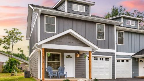 Red Bud Sycamore Custom Group Retreat w Patio in Asheville, USA