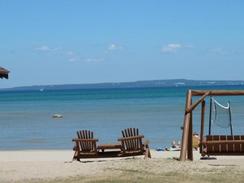 The Beach House Lakeside Cottages