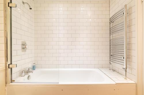 The Neutral Nest 1 BR in the heart of Notting Hill - main image