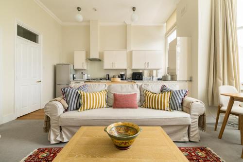 The Neutral Nest 1 BR in the heart of Notting Hill - image 2