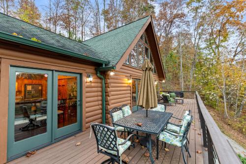 Relaxing Waterfront Stay Sleeps 16 Deck Hot Tub in La Follette