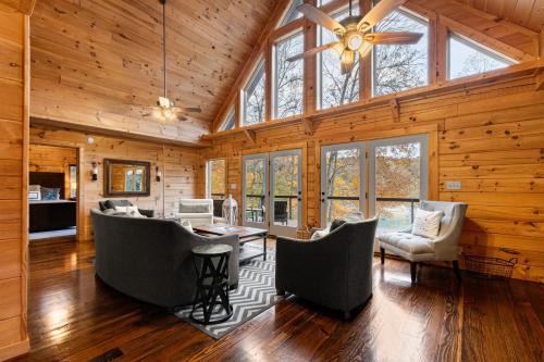 Relaxing Waterfront Stay Sleeps 16 Deck Hot Tub in La Follette