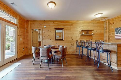 Relaxing Waterfront Stay Sleeps 16 Deck Hot Tub in La Follette