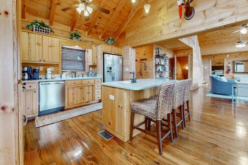 Relaxing Waterfront Stay Sleeps 16 Deck Hot Tub in La Follette