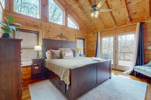 Relaxing Waterfront Stay Sleeps 16 Deck Hot Tub in La Follette