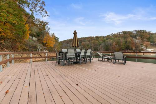 Relaxing Waterfront Stay Sleeps 16 Deck Hot Tub in La Follette