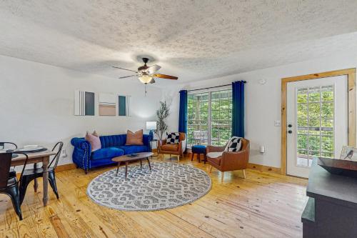 Serene Cabin Sleeps 8 Hot Tub Fire Pit Game Room in Caton (TN)