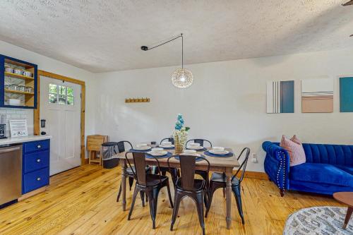 Serene Cabin Sleeps 8 Hot Tub Fire Pit Game Room in Caton (TN)