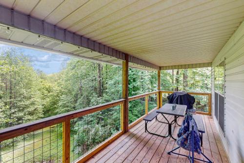 Serene Cabin Sleeps 8 Hot Tub Fire Pit Game Room in Caton (TN)