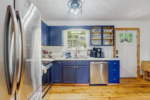 Serene Cabin Sleeps 8 Hot Tub Fire Pit Game Room in Caton (TN)