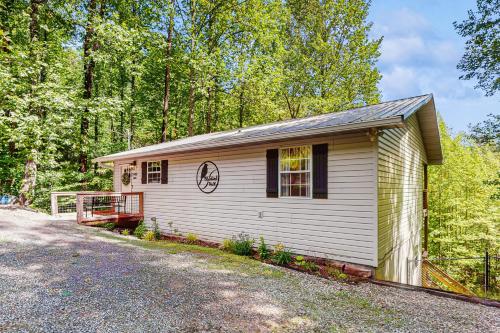 Serene Cabin Sleeps 8 Hot Tub Fire Pit Game Room in Caton (TN)