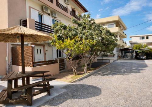 Exterior view, George Airport Apartments in Nea Alikarnassos