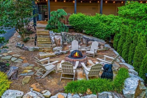 The Treehouse Sleep 12 Hot Tub Firepit Game Room in Wears Valley (TN)