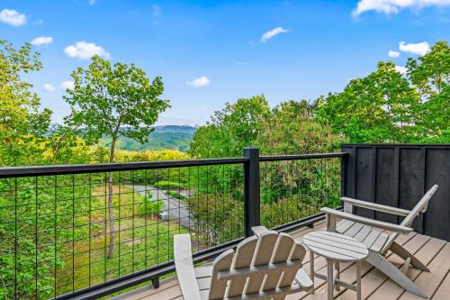 The Treehouse Sleep 12 Hot Tub Firepit Game Room in Wears Valley (TN)