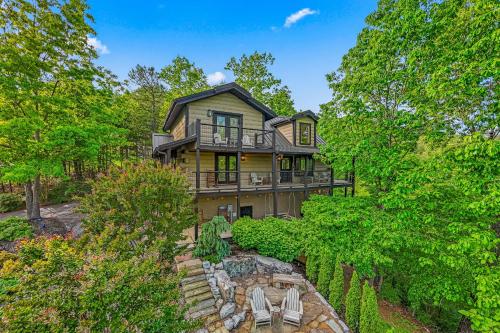 The Treehouse Sleep 12 Hot Tub Firepit Game Room in Wears Valley (TN)