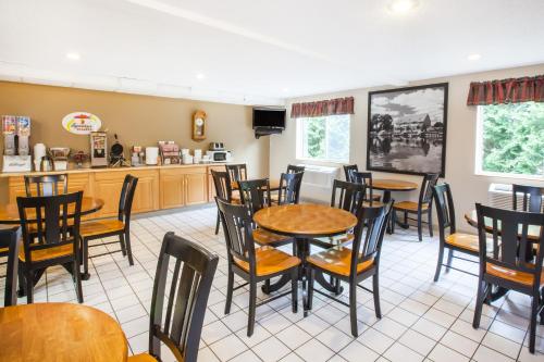 Super 8 by Wyndham West Branch in West Branch, USA