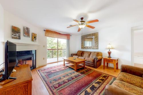 Walk to Parkway Sleeps 8 Pool Fireplace Top Floor in Pigeon Forge (TN)