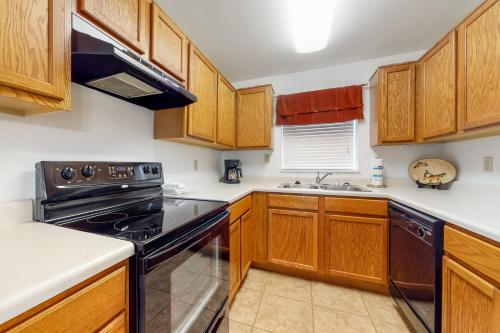 Walk to Parkway Sleeps 8 Pool Fireplace Top Floor in Pigeon Forge (TN)