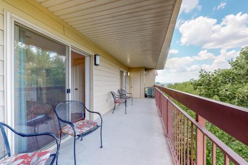 Walk to Parkway Sleeps 8 Pool Fireplace Top Floor in Pigeon Forge (TN)