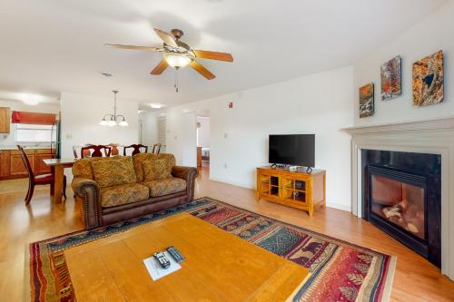 Walk to Parkway Sleeps 8 Pool Fireplace Top Floor in Pigeon Forge (TN)