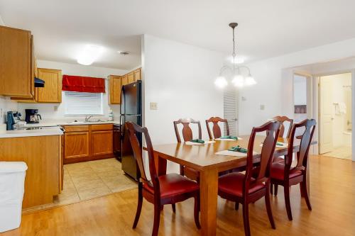 Walk to Parkway Sleeps 8 Pool Fireplace Top Floor in Pigeon Forge (TN)