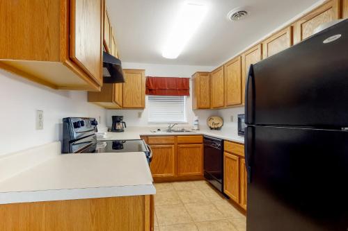 Walk to Parkway Sleeps 8 Pool Fireplace Top Floor in Pigeon Forge (TN)