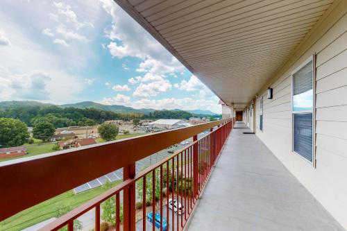 Walk to Parkway Sleeps 8 Pool Fireplace Top Floor in Pigeon Forge (TN)