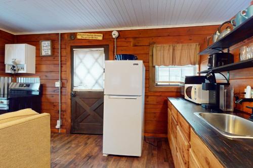 Secluded Dog Friendly Cabin Sleeps 4 Mtn View Tub in Pittman Center