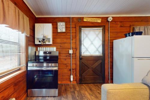 Secluded Dog Friendly Cabin Sleeps 4 Mtn View Tub in Pittman Center