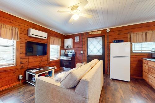 Secluded Dog Friendly Cabin Sleeps 4 Mtn View Tub in Pittman Center