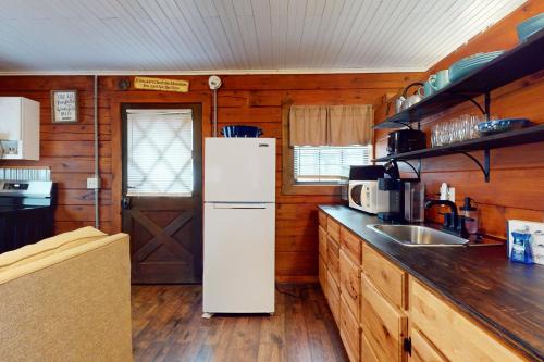 Secluded Dog Friendly Cabin Sleeps 4 Mtn View Tub in Pittman Center
