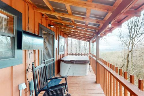 Secluded Dog Friendly Cabin Sleeps 4 Mtn View Tub in Pittman Center
