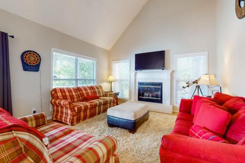 Lake Front Home Sleeps 12 Games Fire Pit Dock in La Follette