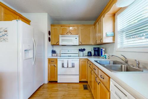 Lake Front Home Sleeps 12 Games Fire Pit Dock in La Follette