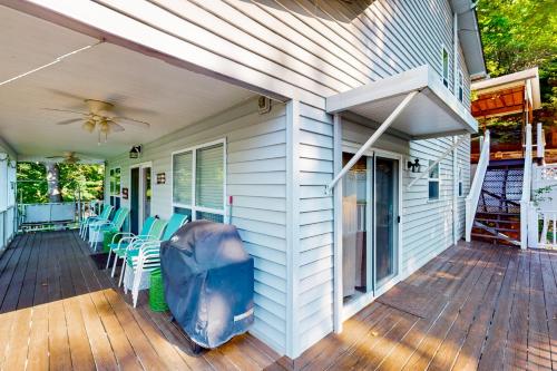 Lake Front Home Sleeps 12 Games Fire Pit Dock in La Follette
