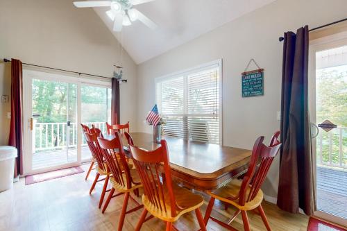 Lake Front Home Sleeps 12 Games Fire Pit Dock in La Follette