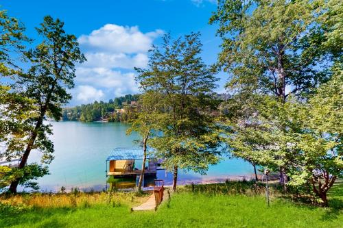 Lake Front Home Sleeps 12 Games Fire Pit Dock in La Follette