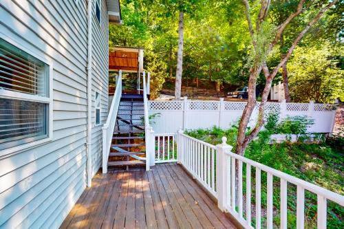 Lake Front Home Sleeps 12 Games Fire Pit Dock in La Follette