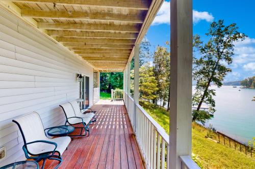 Lake Front Home Sleeps 12 Games Fire Pit Dock in La Follette