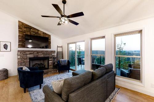 Panoramic Lake Norris Views Sleeps 12 Deck Games