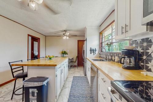 Norris Lake Cabin Getaway Sleeps 6 View Fire pit in Tazewell (TN)
