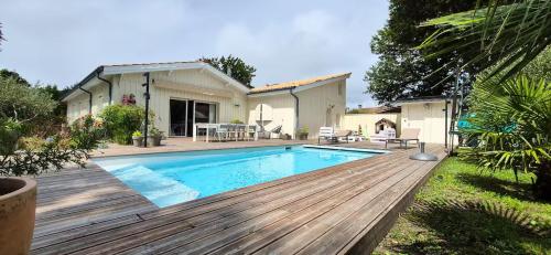 Villa Jeane-Rose, maison en bois avec Piscine
