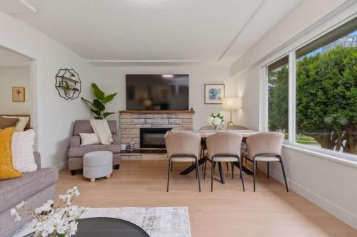 Modern 5Bdrm House, Near Airport Skytrain and Shops – khách sạn tại Marpole
