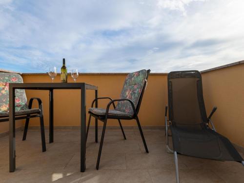 Terraza/balcón, Convenient Studio with Parking – Near Beach in Medulin