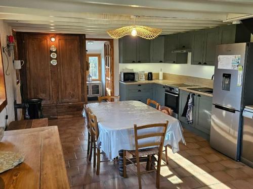 Maison independante avec grand jardin, terrasse, plan d'eau securise et salle de jeux pres du lac d' in Bazaiges