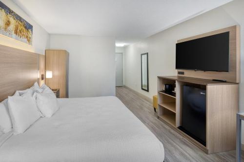 Baymont by Wyndham Greensboro/Coliseum - image 35