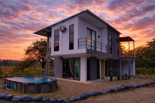 Villa Moderna cerca al Centro, Rodeada de Naturaleza y Paz