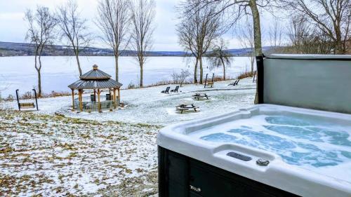 Gingo Shack - Private Spa & Lake View in Bernierville (QC)