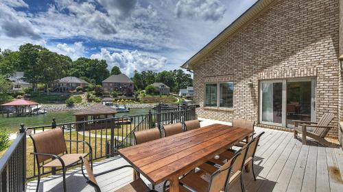 Island Point by AvantStay Sleeps 18 Dock in Lake Norman of Catawba, USA